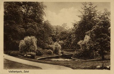 16232 Gezicht in het Walkartpark met vijver en gemengde bomen en struiken te Zeist uit het noordoosten.